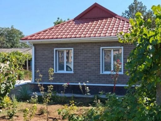 Ремонт старой крыши, пристройка к дому, фасад из битумной плитки в Крыму