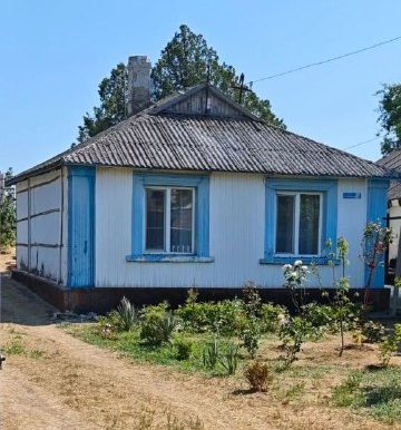 Ремонт старой крыши, пристройка к дому, фасад из битумной плитки в Крыму