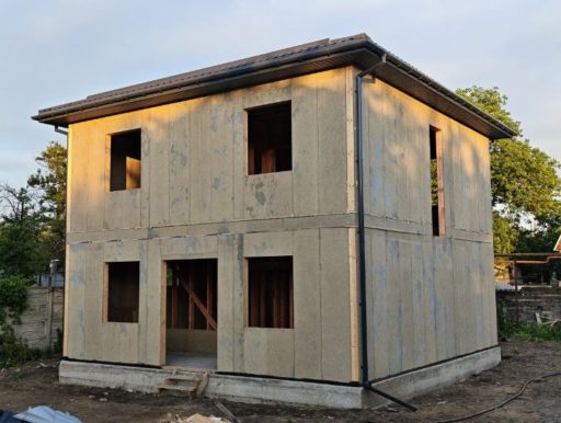 Строительство СИП дома и монтаж кровли в Донецке завершены