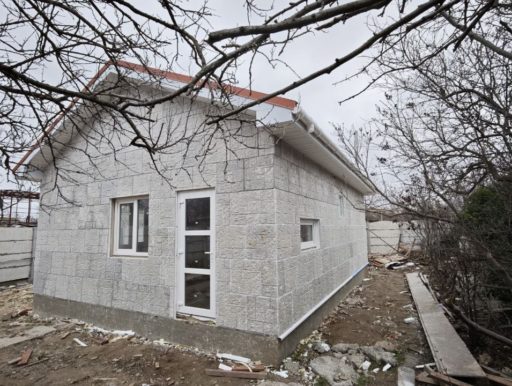 Наружная отделка дома из СИП в Севастополе. Проифасадные плиты.